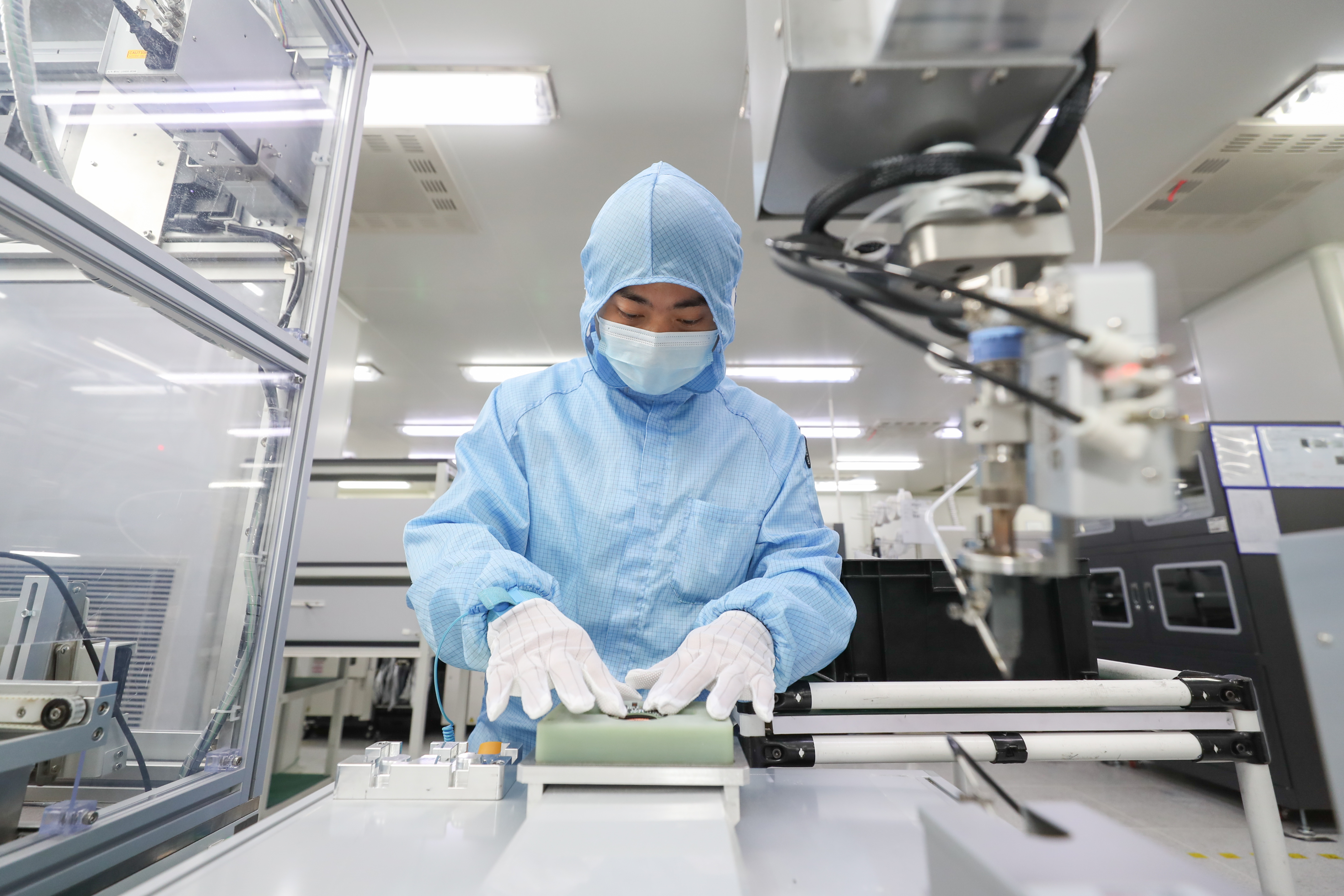 保隆科技松江园区的汽车电子生产车间内工人正在生产电流传感器