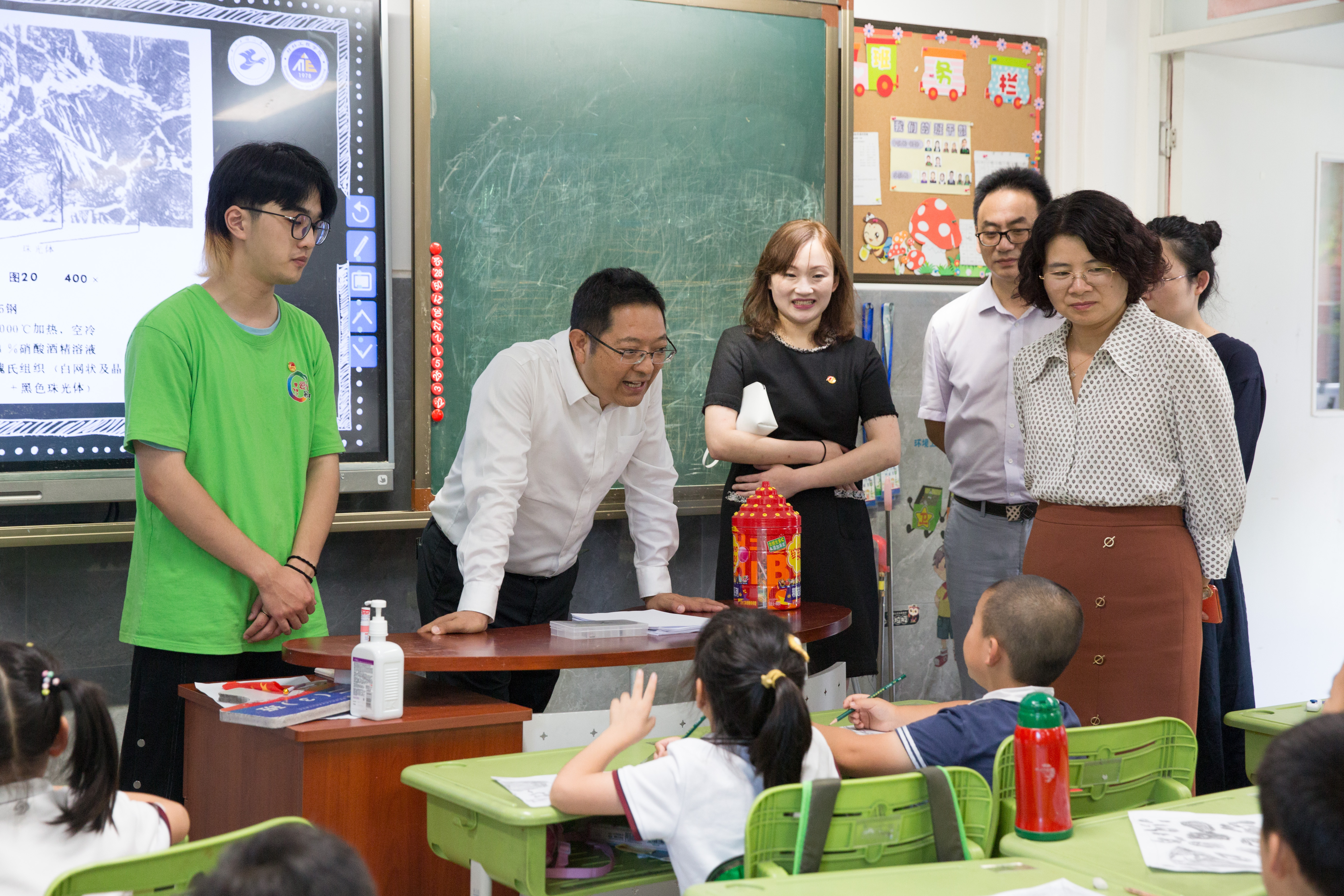 区校领导至街道爱心暑托班办学点走访调研