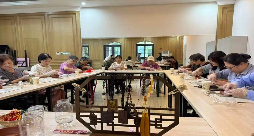 社区非遗盛宴，共赴匠心之约！——广富林街道社区(老年）学校“非遗进社区”手工制作活动