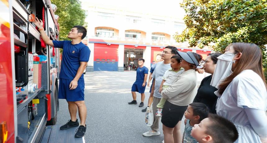 松江消防站开放日，迎来大小访客参观
