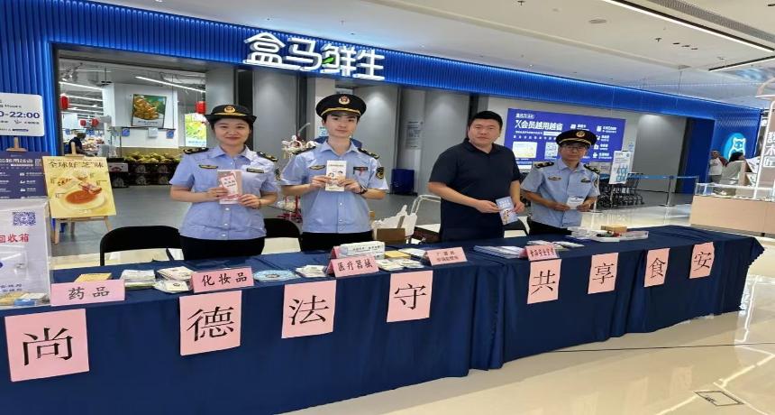 广富林街道多领域联动开展2026年松江区食品安全宣传周现场宣传活动