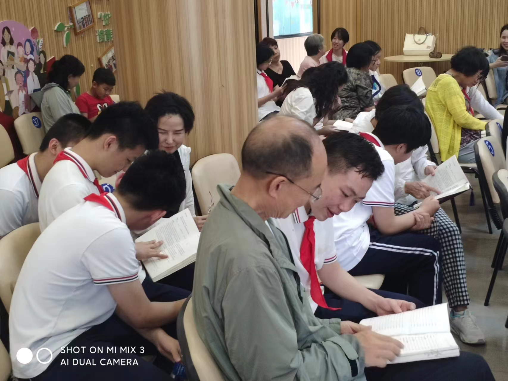 跨越50年的对话,老少同上一堂课 ---九里亭街道社区学校开展代际学习活动