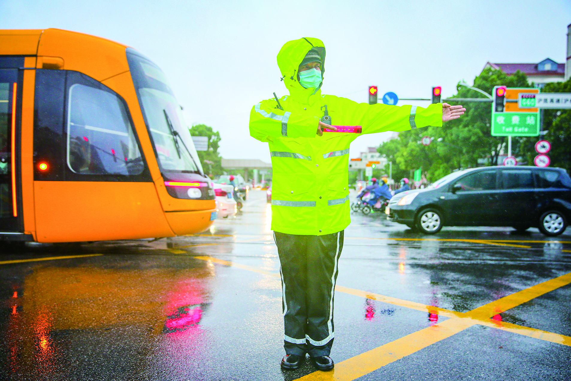 图为晚高峰期间,交警在荣乐中路九峰路路口指挥交通.