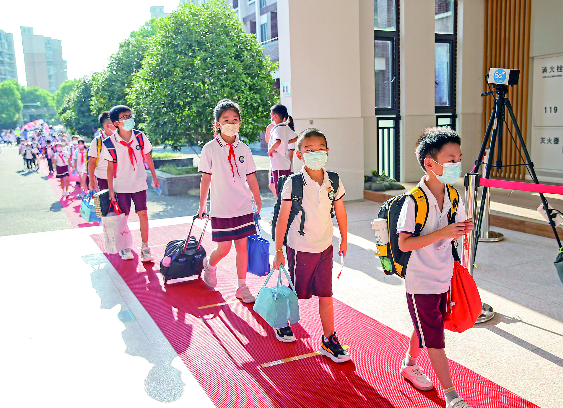 新学期首日,中山二小的学生们有序排队进入学校.