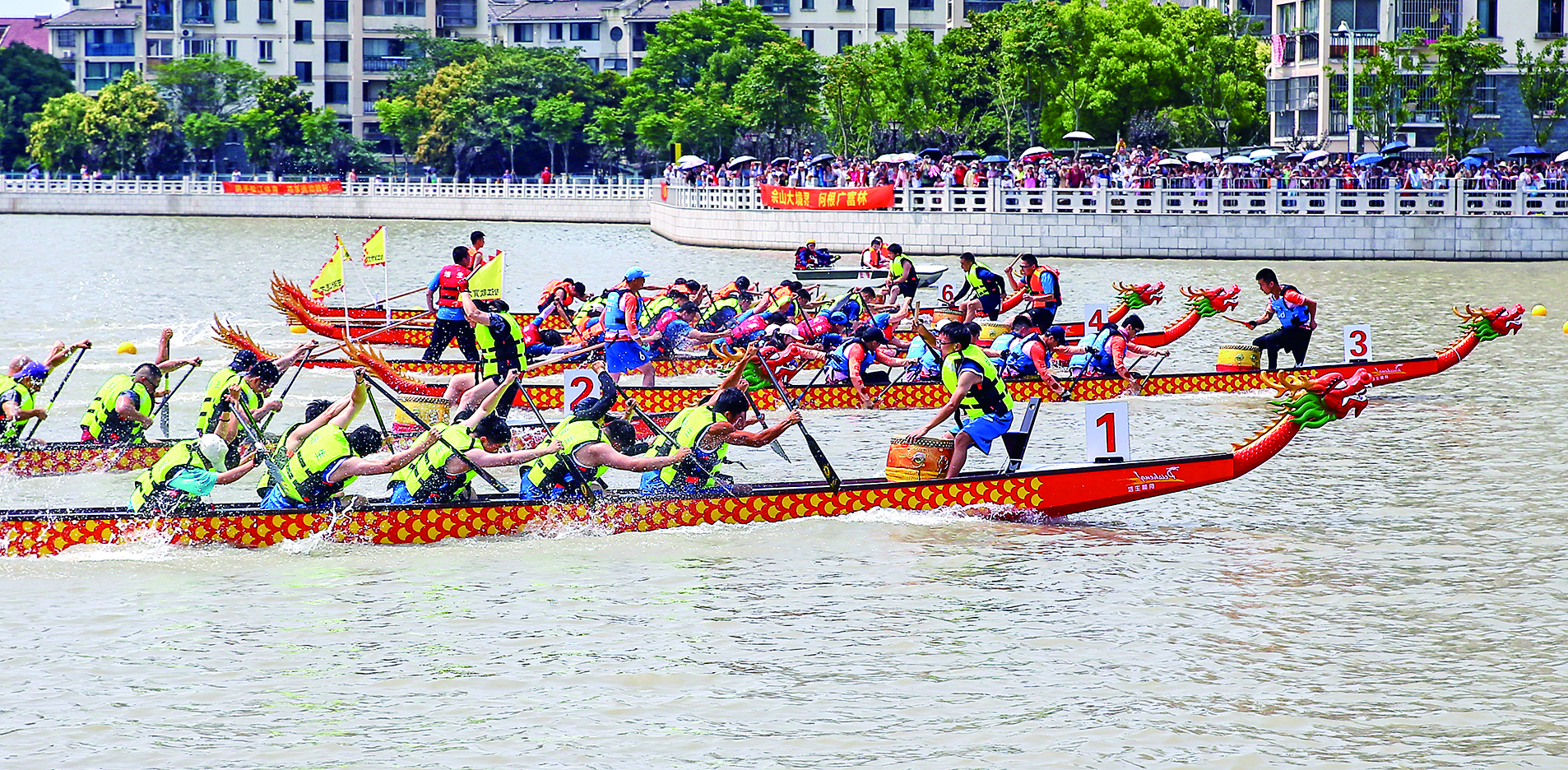 "水,陆,空"立体化安保防控 松江警方护航端午龙舟赛