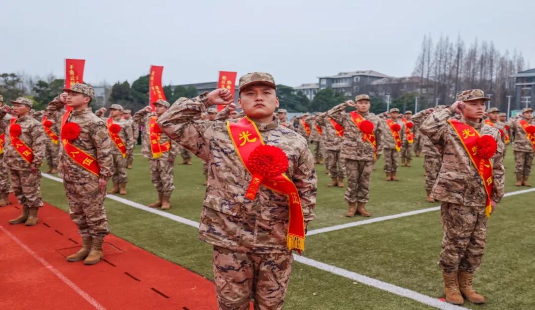 松江区2026年上半年入伍新兵欢送仪式暨全民国防教育进校园主题活动举行