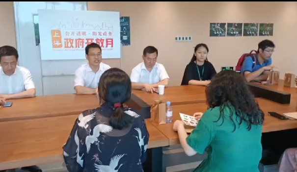 松江区文化旅游局副局长张国强在座谈会上向市民代表介绍云间会堂文化艺术中心基本情况和展览情况