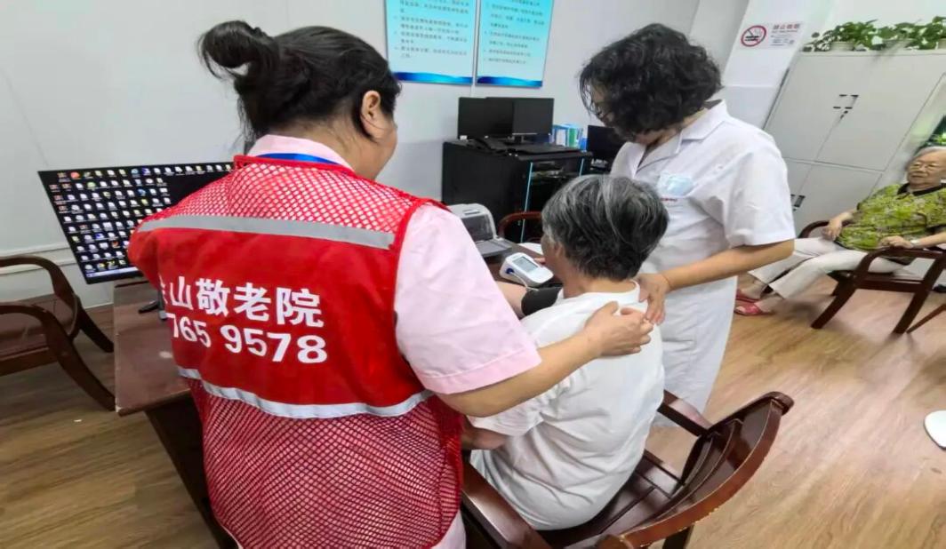 看病没人陪 松江174名助老陪诊师持证上岗，已有5339人次受益！预约方式看这里