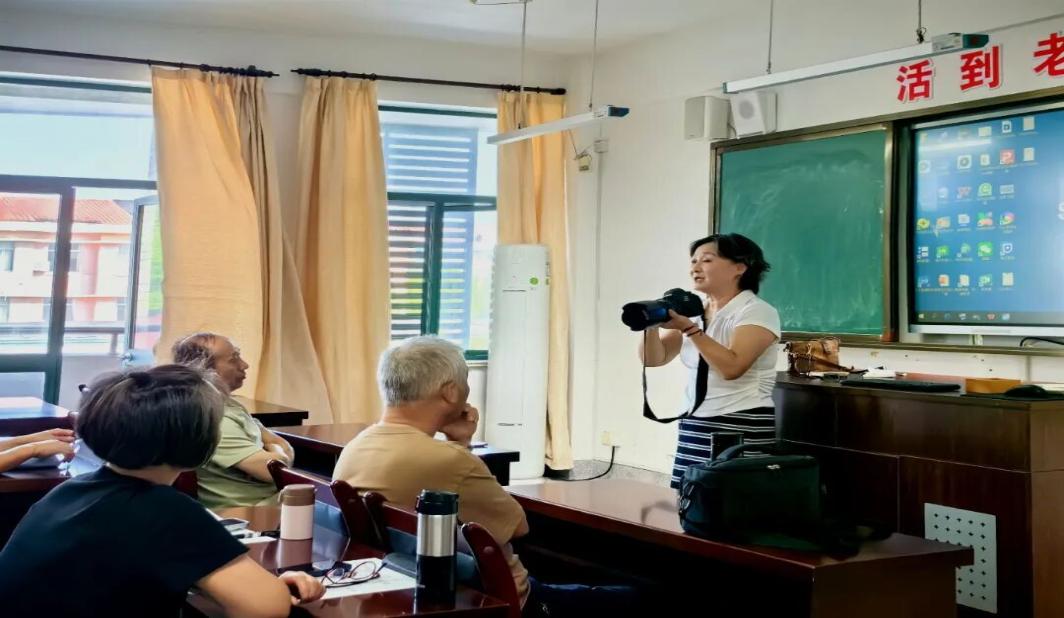 不用拼手速抢课 松江区老年兴趣课120元起学，选择更多元
