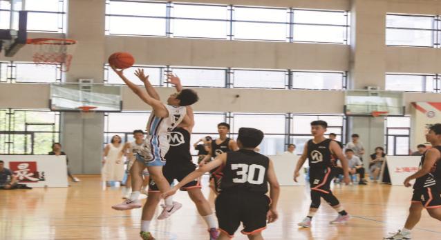 二〇二五年新闻晨报杯中学生篮球赛落幕  松江七中篮球队捧回冠军奖杯