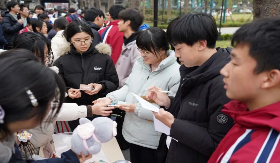 不仅是一场义卖，更是延续20年的传统！松江二中让雷锋精神在校园“生根发芽”