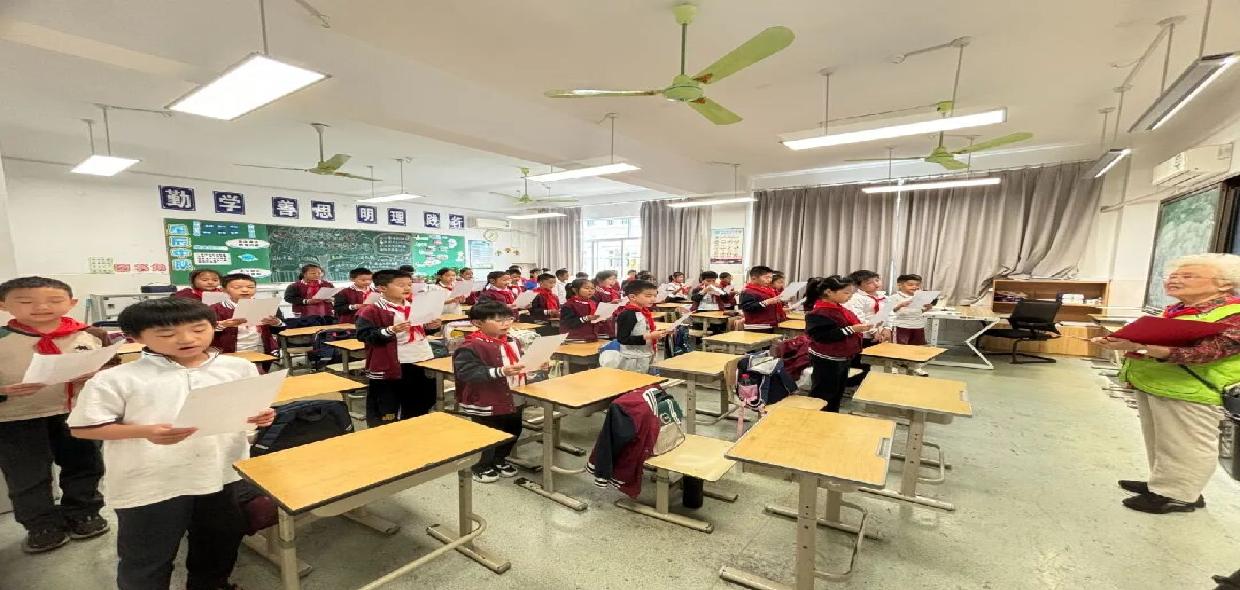 与孩子们一起感悟长征精神，松江区“茸耀”五老宣讲团走进校园