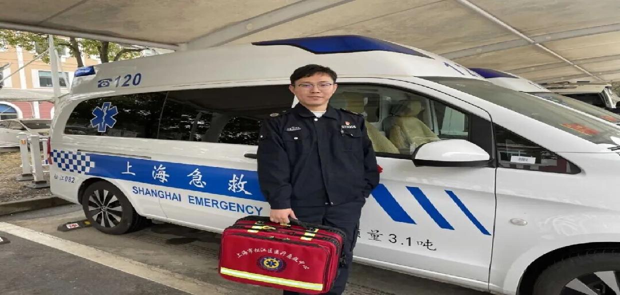 北京地铁上救助乘客，松江急救医生收获特殊生日礼物