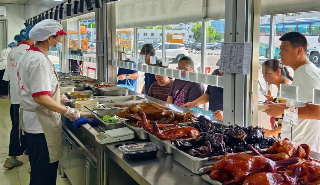 岳阳社区食堂外摆菜搬进便民驿站，40多种家常菜天天有