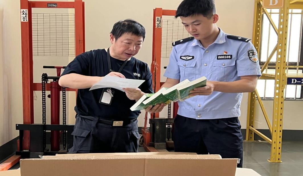 校方人员手持“必买书单”推荐书籍？松江警方抓获盗版教材推销团伙