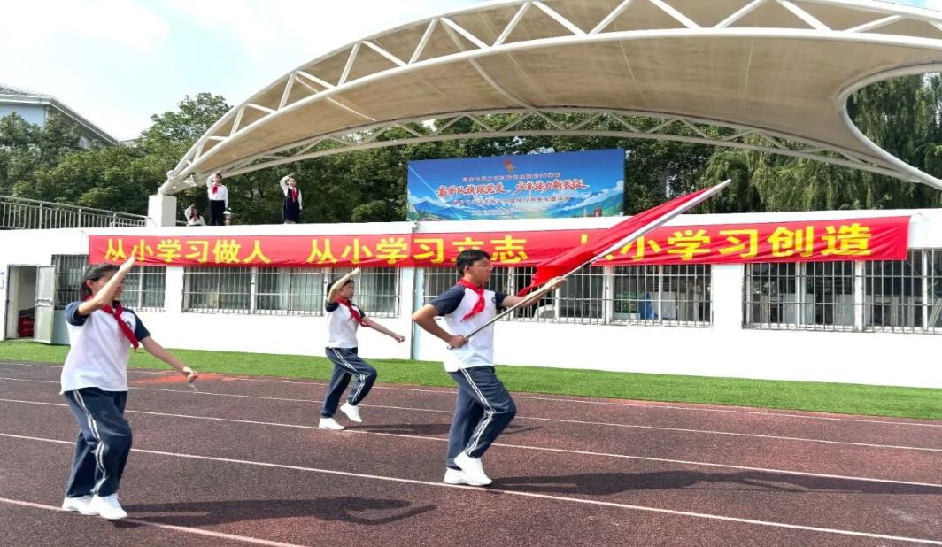 松江区少先队纪念建队77周年主题活动举行，首批红领巾讲解员队伍亮相