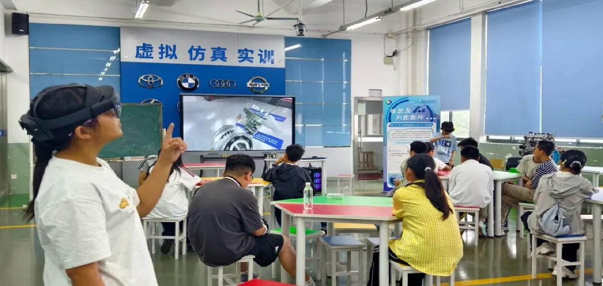 AI编程+机器人操控+“徒手”拆汽车，松江青少年沉浸式感受数字科技魅力