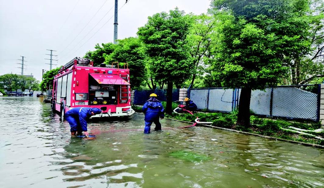 倾盆大雨致道路积水 多部门合力紧急排涝