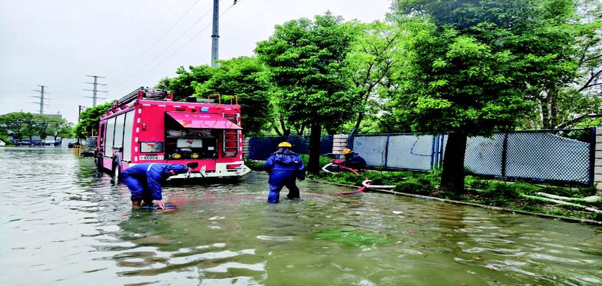 倾盆大雨致道路积水 多部门合力紧急排涝