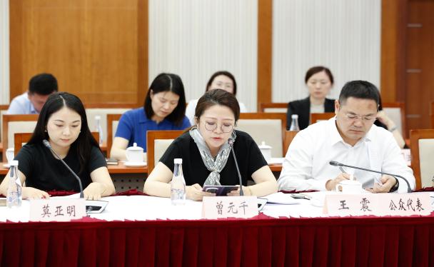 公众代表列席区政府常务会议，参与审议《“数字松江”建设“十五五”规划》