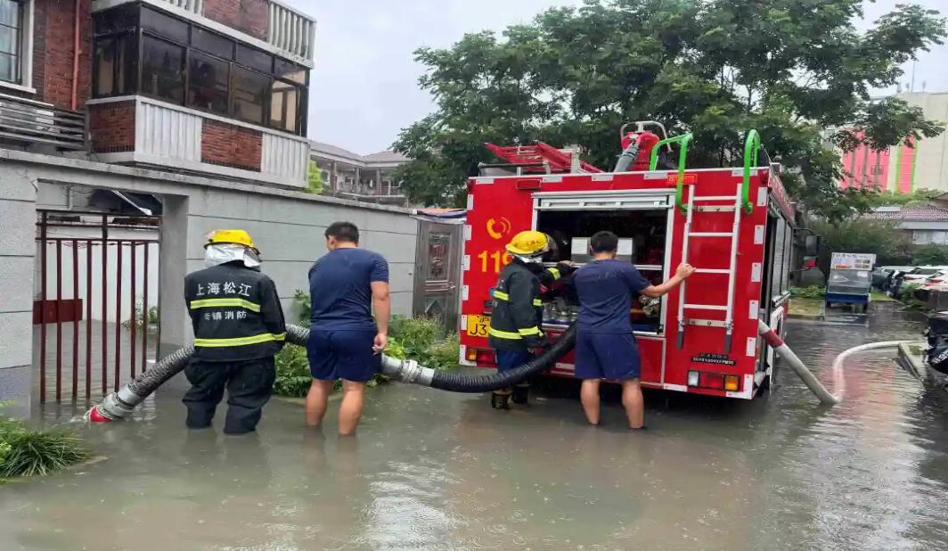 积水最深处约100毫米，九亭一小区部分路段积水，消防紧急抽排