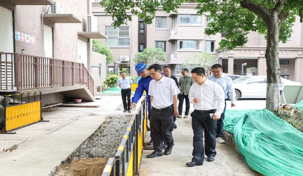 松江区领导开展“四百”大走访，检查城市运行安全和防汛情况
