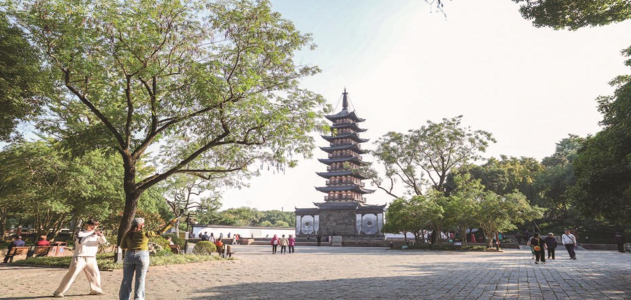 深秋时节的方塔园风景如画