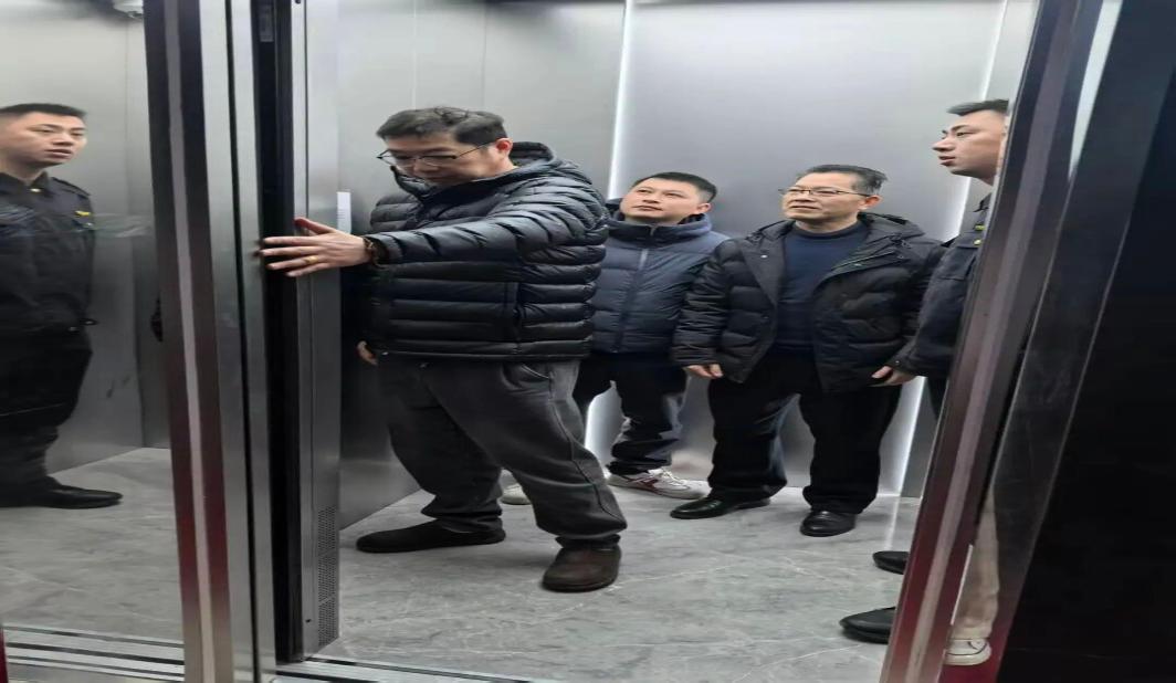 九里亭街道中大社区13部老旧电梯焕新升级