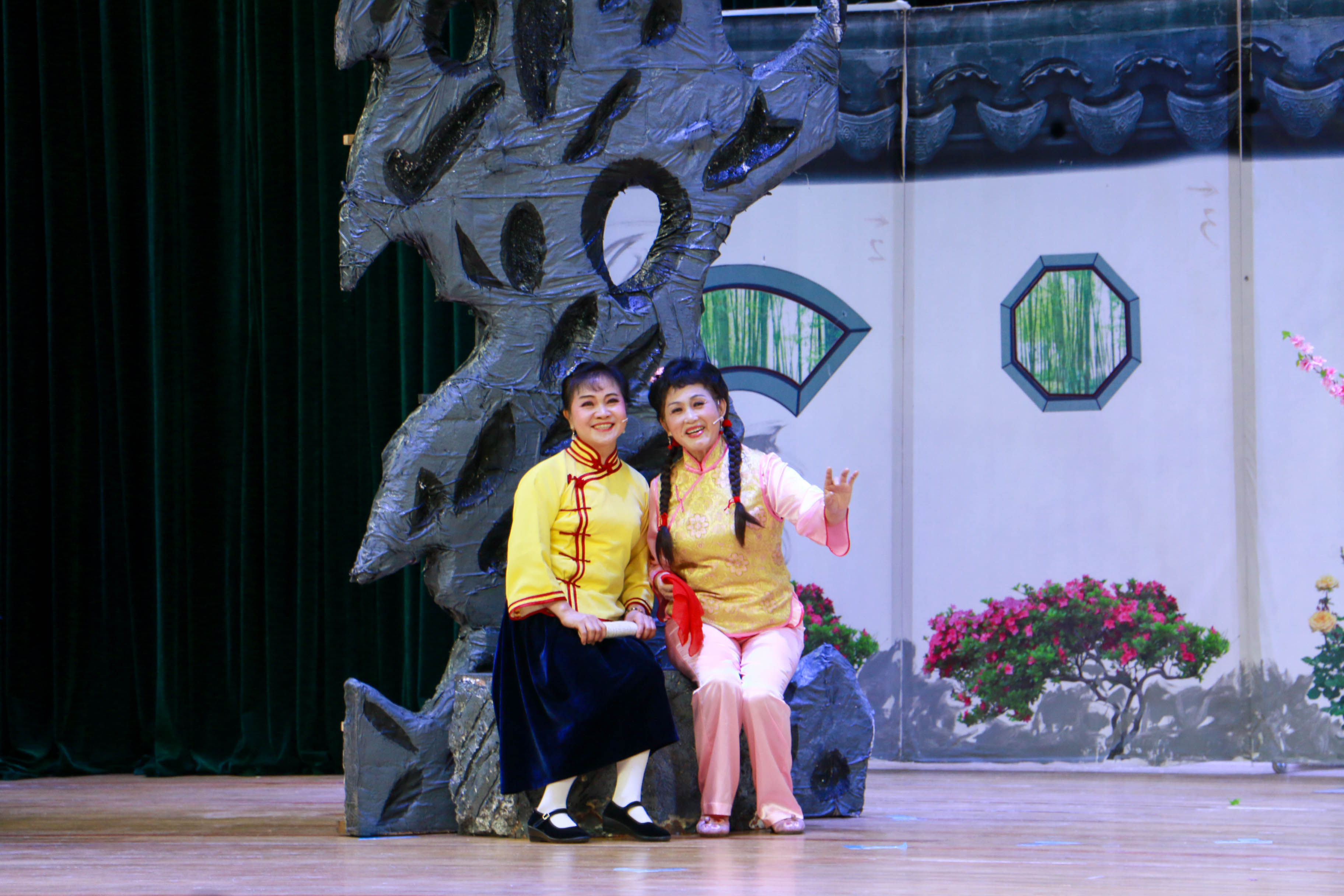 大型传统沪剧《大雷雨》上演,居民们听得津津有味