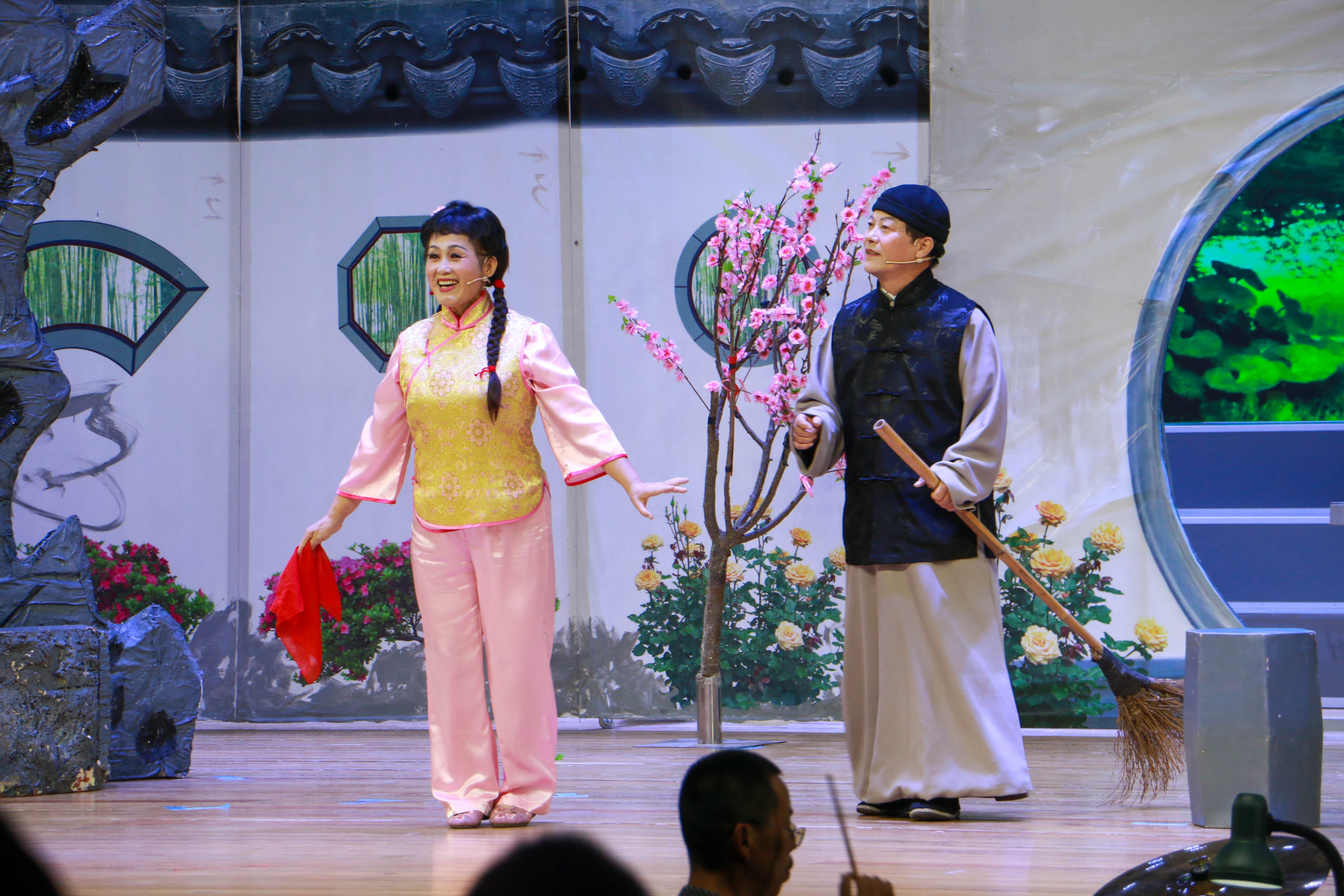 大型传统沪剧《大雷雨》上演,居民们听得津津有味