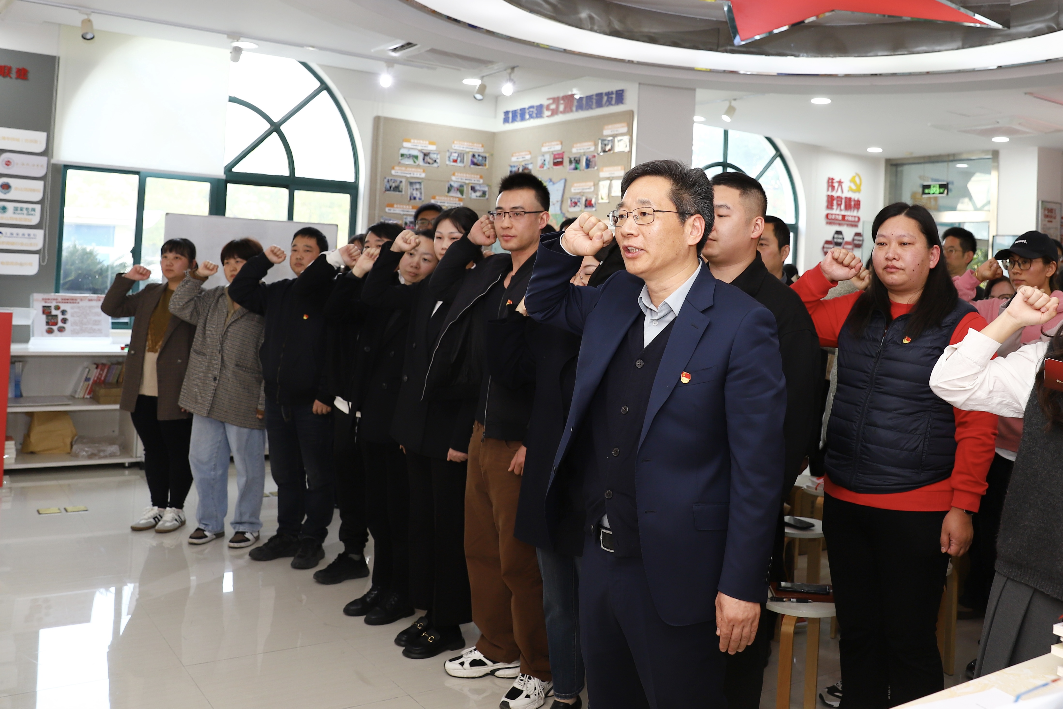 暖“流”领航聚初心 勠力同“新”共奋斗 | 佘山镇举办“三新”党员主题党日暨2024年下半年 新党员入党宣誓仪式