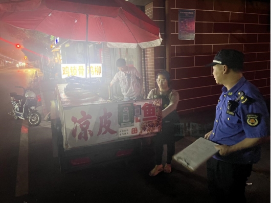 突击整治“夜排挡” 让“烟火气”不扰民