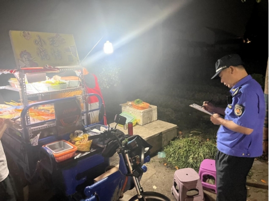 突击整治“夜排挡” 让“烟火气”不扰民