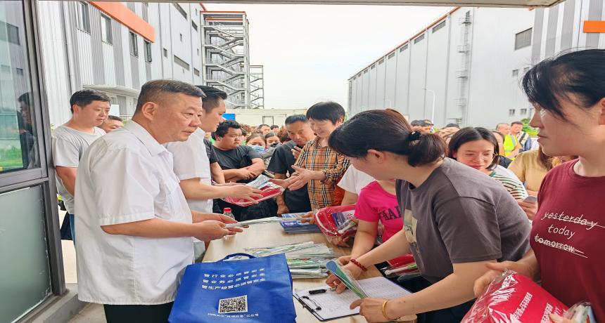 “人人讲安全、个个会应急” ——新浜镇开展安全宣传进物流企业活动