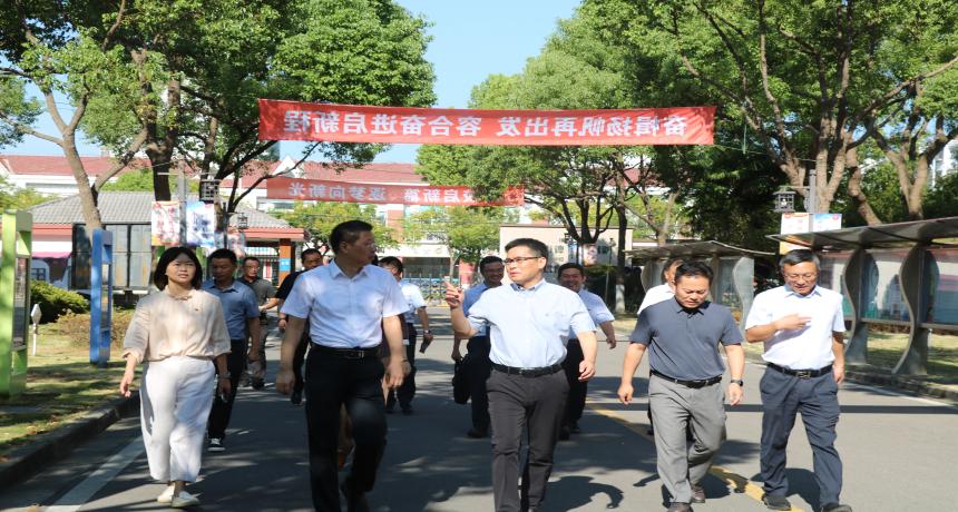 区教育局领导、镇领导走访松一附校