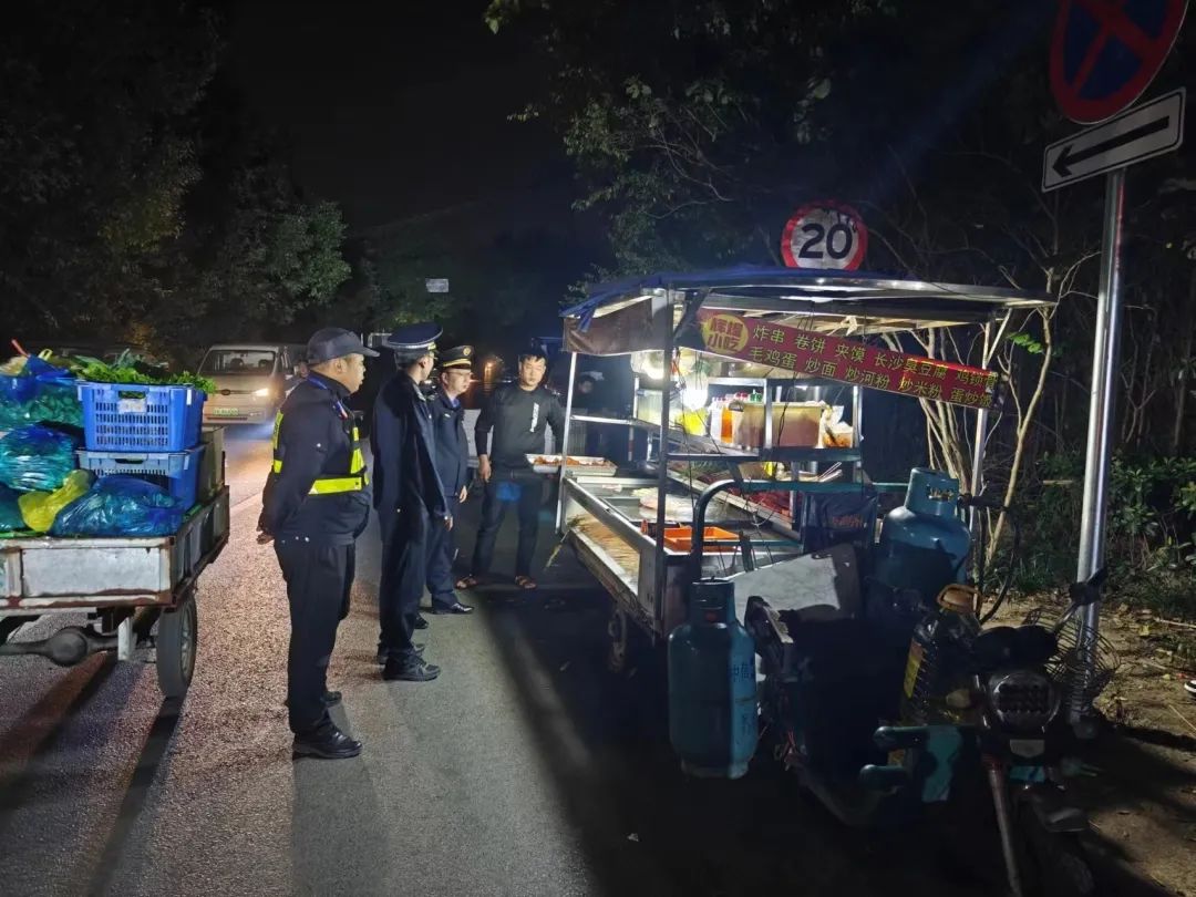 夜间跨门扰民,叶榭镇综合行政执法队开展夜间执法整治