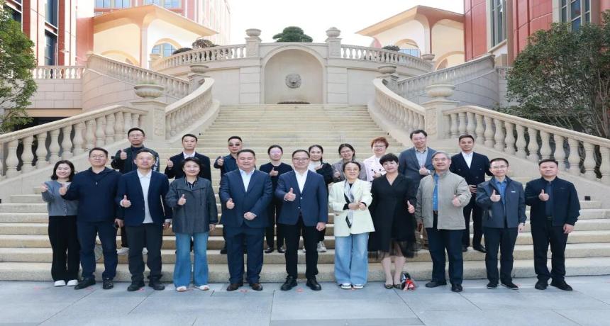 永丰街道党工委理论学习中心组率队赴华为练秋湖研发中心学习调研