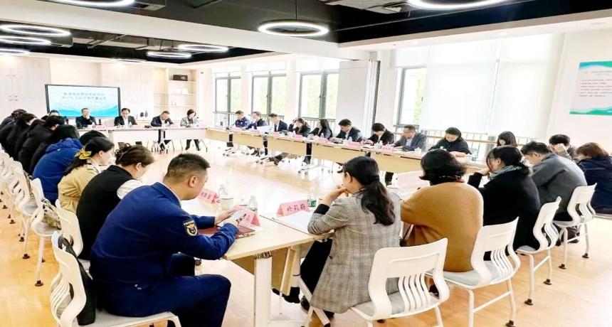 中山街道政协委员工作站围绕“推进商务楼宇更新提升，助力松江经济高质量发展”召开专题协商会